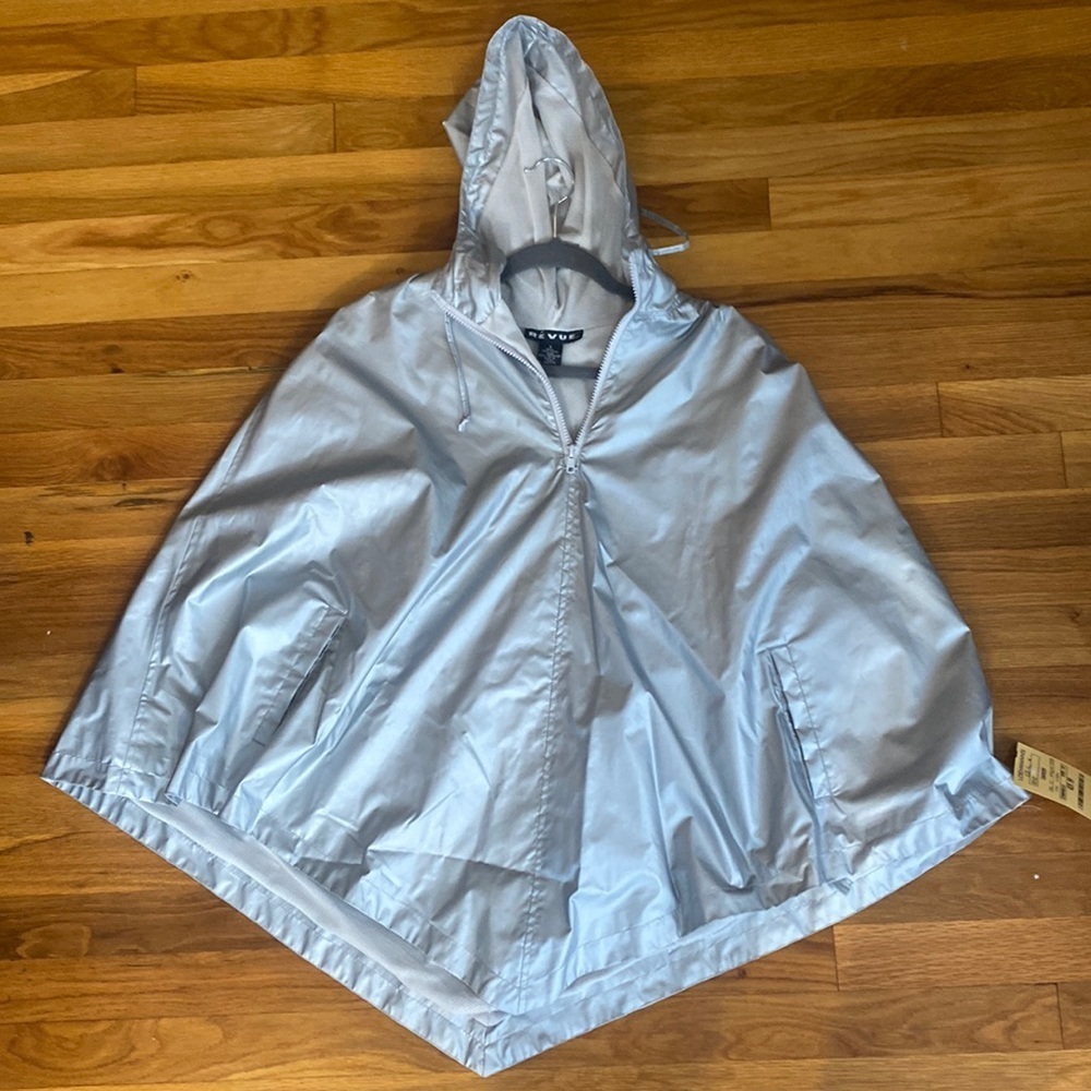 Révue Women’s Silver Poncho With Hood Size 4